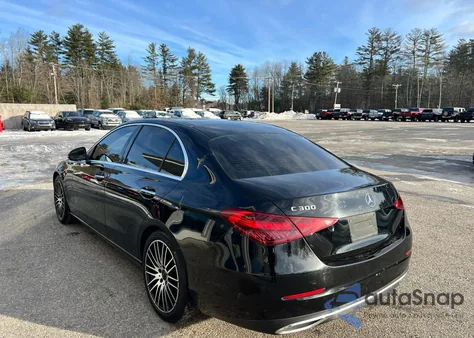 2022 Mercedes-Benz C 300 z USA, uszkodzony, nr VIN W1KAF4GB2NR015559